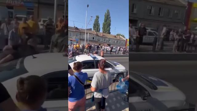 На Привозе в Одессе толпа людей окружила наряд полиции,который пытался задержать мужчину на блокпост