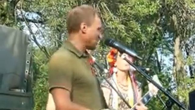 Олег Скрипка на передньму краї співає для 25 бригади