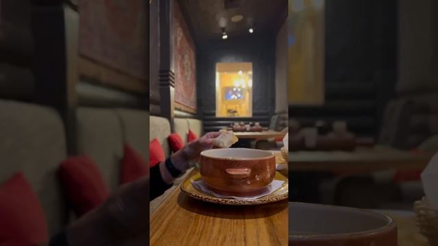 Лапша с курицей и чебурек Noodle soup with chicken and cheburek Sopa de fideos con pollo y cheburek
