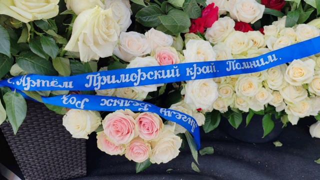 перед закрытием погоста на могиле Юрия Шатунова в день второй годовщины / Троекуровское кладбище