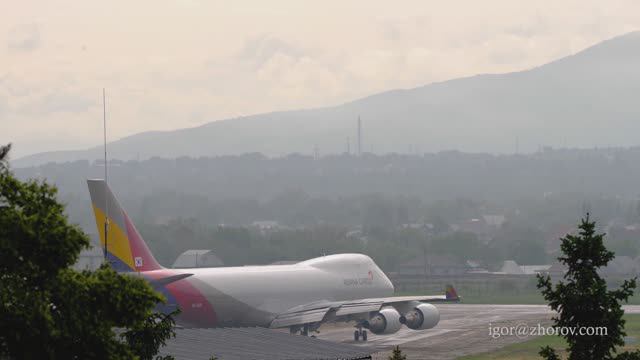 Грузовой Боинг 747 авиакомпании Asiana Cargo выруливает на исполнительный перед вылетом из аэропорта