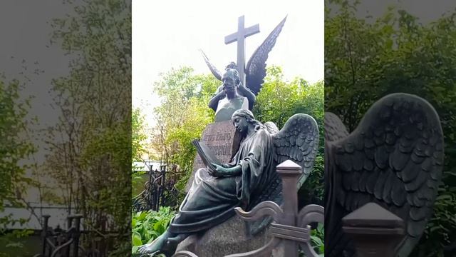 Надгробный памятник П.И.Чайковскому  на Тихвинском кладбище Александро-Невской лавры