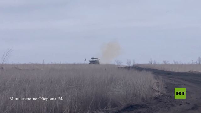 بالفيديو.. طواقم دبابات تي-80 الروسية تدمر مواقع القوات الأوكرانية بمنطقة العملية العسكرية الخاصة