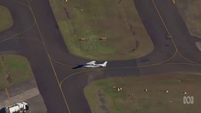 Аварийная посадка самолета в аэропорту Бэнкстауна в Сиднее в воскресенье.

Пилот и пассажир остались