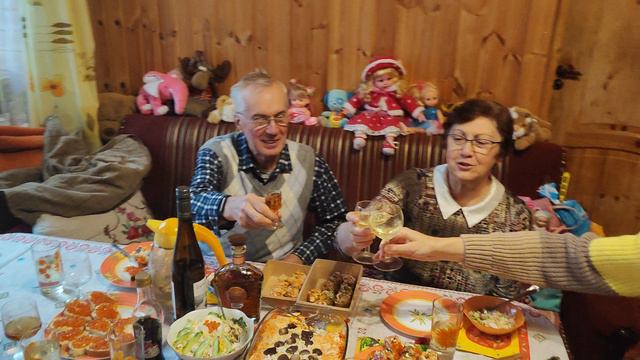 50 лет семейной жизни родителей Ефремченковых. Семейное застолье по этому радостному поводу.