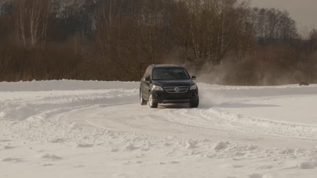 Пилотаж на снежно-ледяном покрытии VW Tiguan.