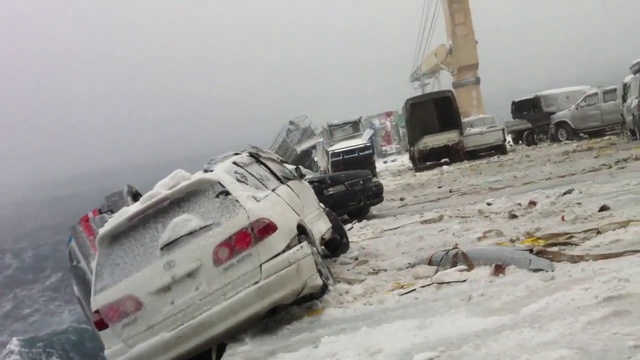 Шторм. Япония. Смывает авто реально в море