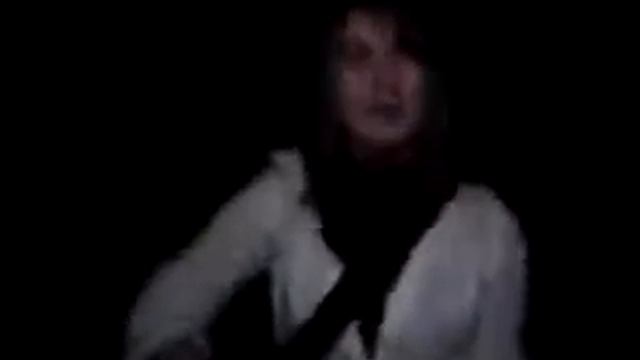Девушка поёт и играет на гитаре,клевая песня! Бард