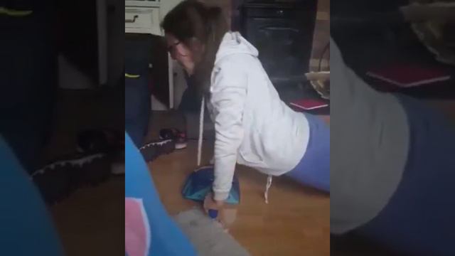 Занимайтесь спортом, но не как она 😁
