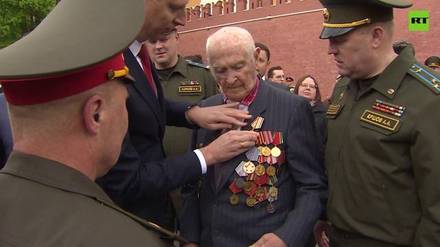 Делегация из Белоруссии возложила цветы к Могиле Неизвестного Солдата в Москве
