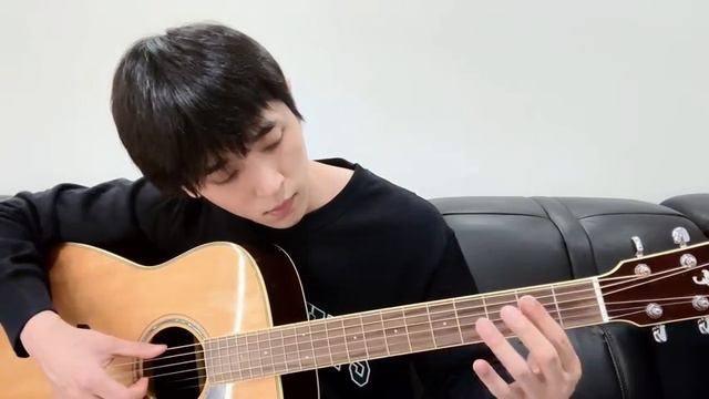 Чэн Лэй играет на гитаре