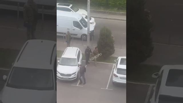 Днепропетровск. ТЦКашники избивают мужчину.