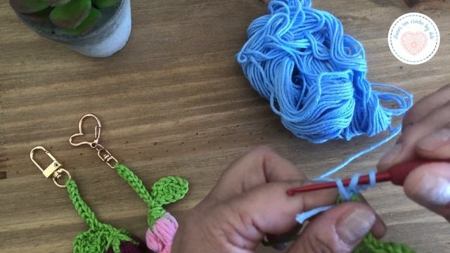 Como Fazer CHAVEIRO Mini Botão De Rosa Em CROCHET | Débora Travasso