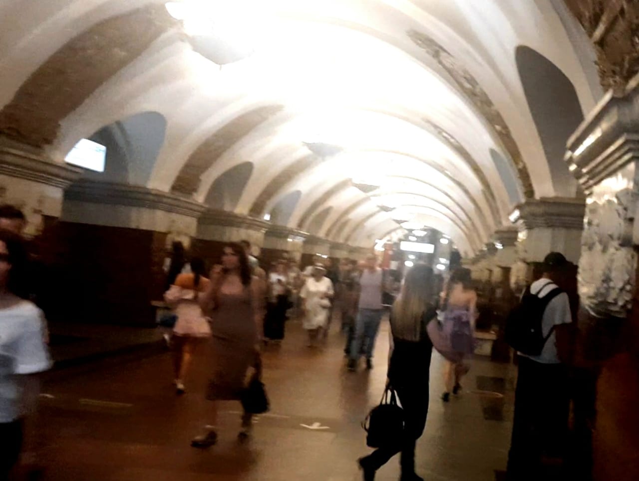 Метро Краснопресненская в Москве, внутри вестибюля метрополитена на станции Краснопресненской
