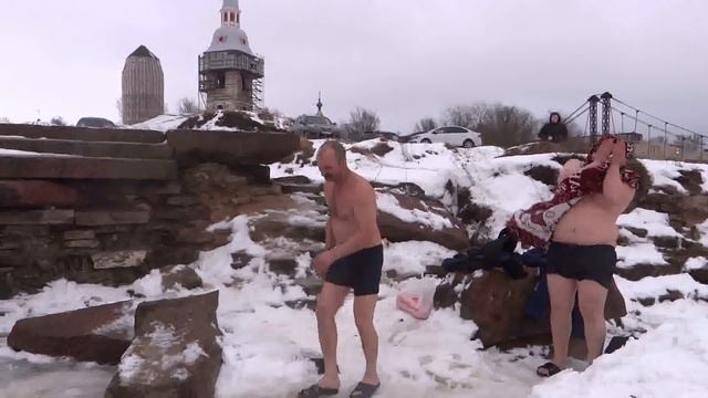 Купание в проруби на Крещение г Шлиссельбург