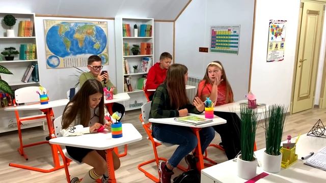 Друзья УКРАЛИ ТЕЛЕФОНЫ и прочитали ТАЙНУЮ ПЕРЕПИСКУ Евы и Савы!