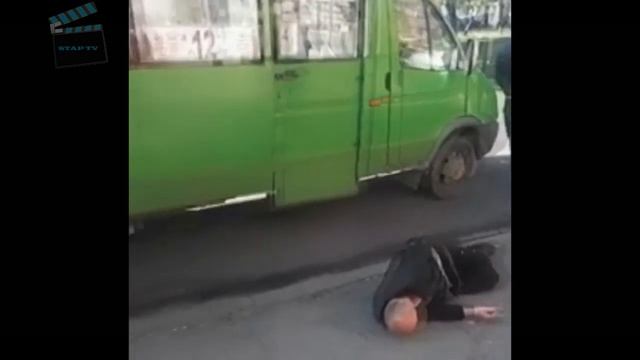 Водитель маршрутки викинул, человека которому стало плохо