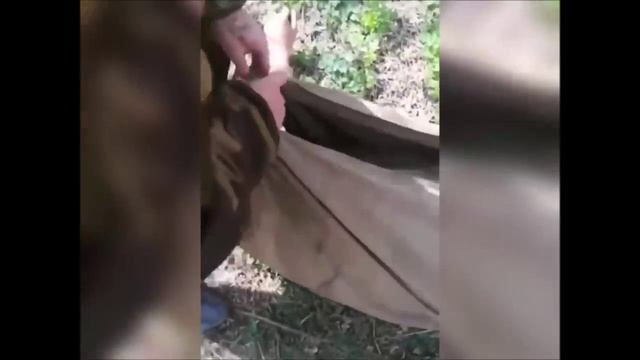 Российские военные тащили два километра к врачам по минному полю раненого в бою.mp4