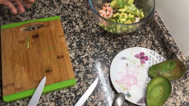 Авокадо фаршированный креветками рецептсалат