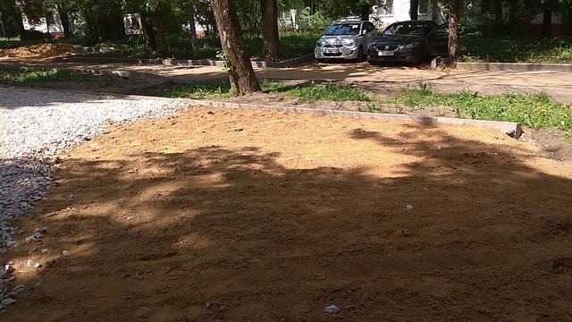 Укладывают песок и щебень на детской площадке на Металлургов (29.05.2024)