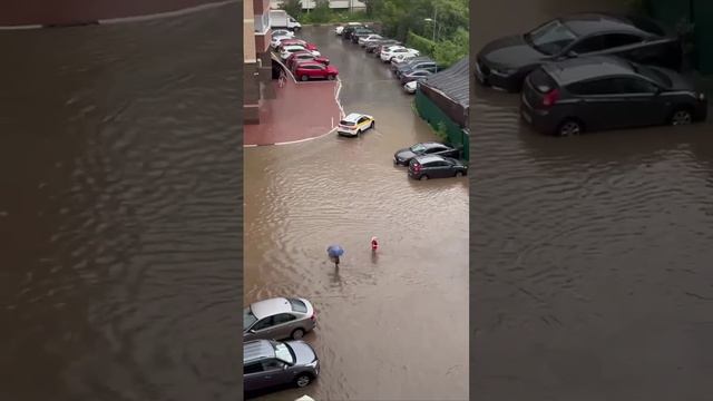В Солнечногорске затопило улицу #ураган #дождь #ливень #гроза #погода #новости