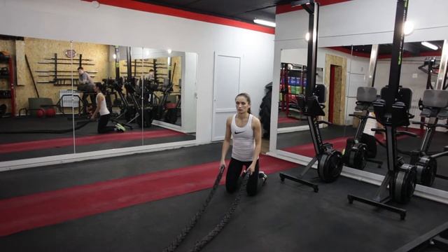 Упражнения с тренировочным канатом. Упор стоя на коленях