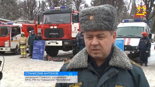 Спасатели, пожарные и полицейские выставили на площади республики спецмашины