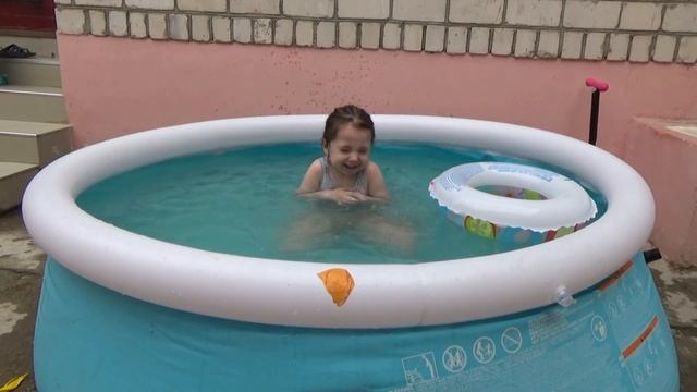 ДЖАМИЛЯ В БАССЕЙНЕ С РАЗНОЦВЕТНЫМИ ШАРИКАМИ ОРБИЗ)ДЖАМИЛЯ В БАССЕЙНЕ С РАЗНОЦВЕТНЫМИ ШАРИКАМИ ОРБИЗ)