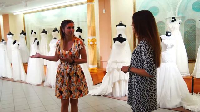 Александра потерялась в выборе платьев мечты на выпускной