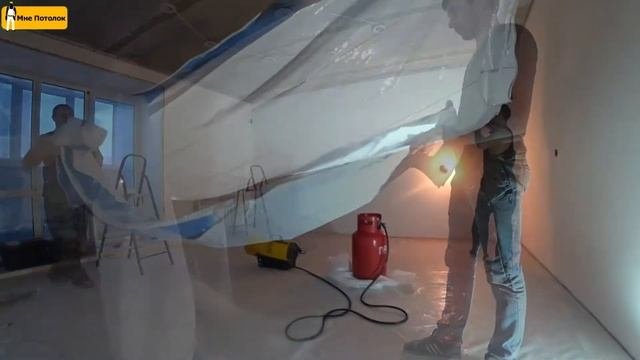   Криволинейная спайка полотен натяжного потолка в зале  Натяжные потолки Мне Потолок