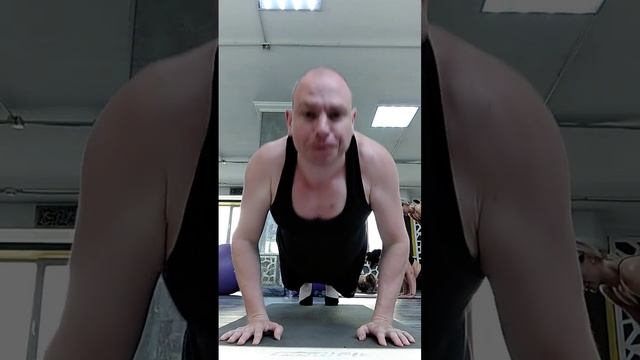 Отжимания узким хватом с проходом. Отжимания от пола. Фитнес. Мышцы груди и трицепс. передние дельт