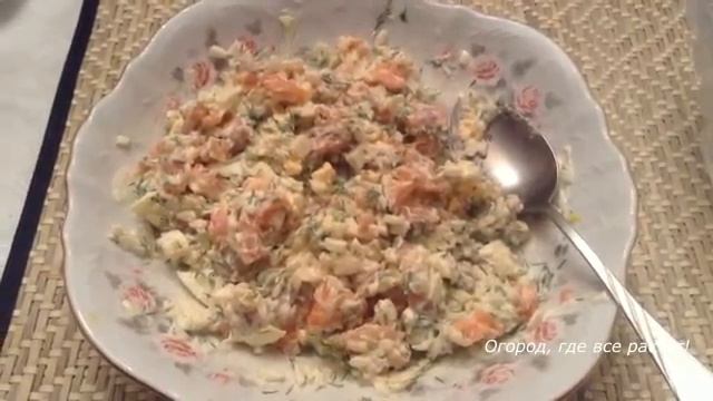 Салат с красной рыбой понравится гостям.mp4