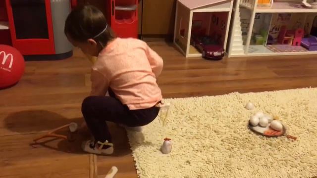 🐔🐣Донеси и не разбей Играем с Аней и Лизой😄👍 Сюрпризы Киндер МАКСИ