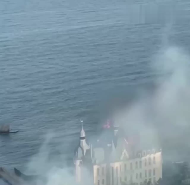 ‼🇺🇦🔥⚡В Одессе после обстрела горит "Замок Гарри Поттера"⚡