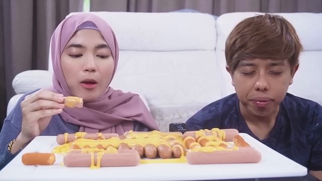 ELYA PUJUK AM MAKAN SOSEJ CHEESE MELIMPAH