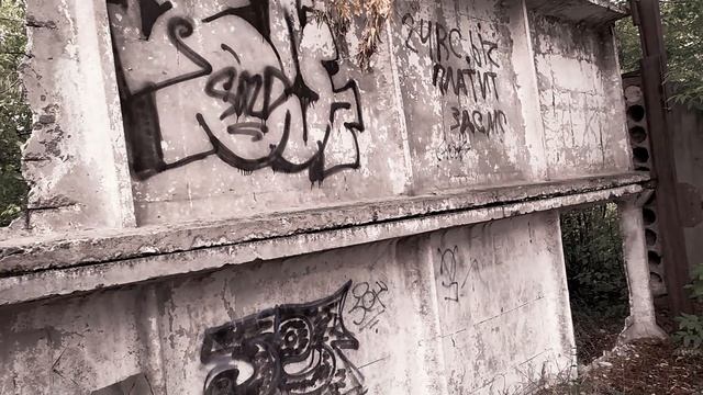 Старый заброшенный  ангар   Строительный кран