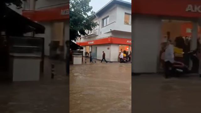 #Турция  #наводнение

Сильное наводнение  в Эдремите провинции Балыкесир, Турция