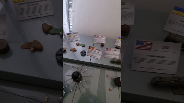 Гранаты, противопехотные мины и противотанковая мина в крытом павильоне трофейной выставки в Москве