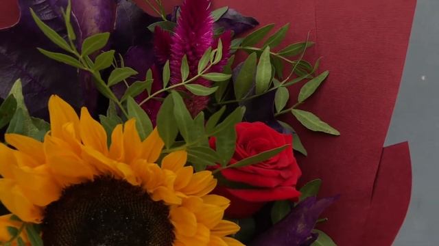 Букет с подсолнухом и розами