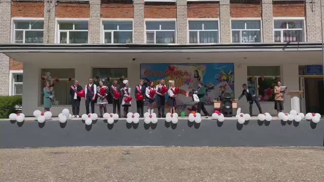 Школьники из Амурской области поздравили с Последним звонком сверстников из Амвросиевского округа