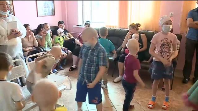 "Больничные клоуны" помогают выздороветь маленьким омичам