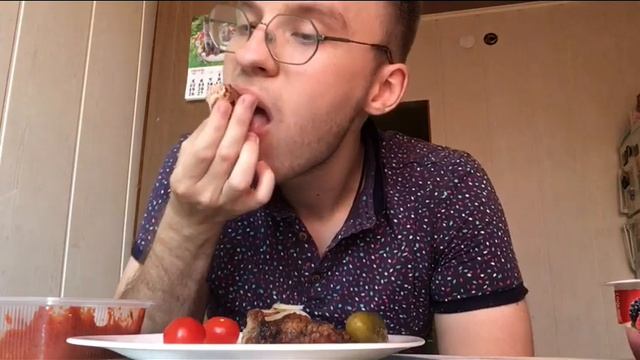 Мукбанг / шашлык / соус томатный / сок яблочный / душевный разговор
