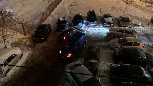 Снежный циклон и его последствия. Московские автомобилисты покоряют снежную горку.