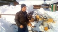 Пилю дрова зимой электопилой и мой веселый помощник и оператор видео съемки
