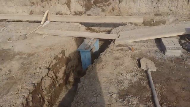 Делаю надежную опалубку под фундамент 10 на 12. Вычистил обвалы котлована под подвал.