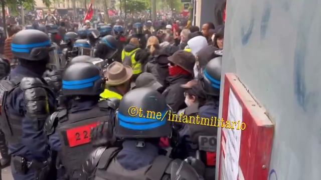 Парижская полиция вчера показала населению некоторые приемы из арсенала демократии