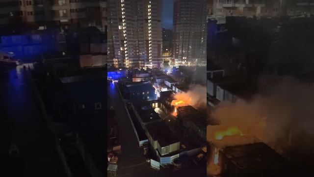 Санкт-Петербург: «Фееричный» пожар тушили ночью на строительной площадке «Лондон парка» #мчс #пожар