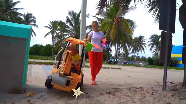 Видео про машинки. Мальчик пытается  взять крутой машинку. Мультик для детей.