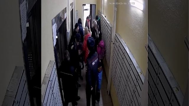 Лифт рухнул из-за перегруза в многоэтажке в Петербурге. Пострадали пять человек
