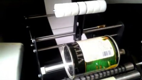 Нанесение самоклеящейся этикетки на консервную банку